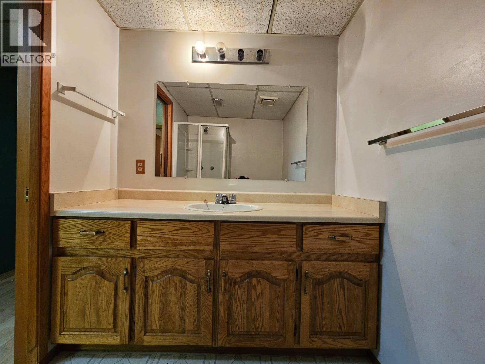 128 Kiskatinaw Crescent, Tumbler Ridge, BC - Indoor Photo Showing Bathroom