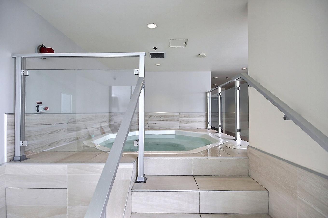 Hot tub - 501-370 Rue St-André, Montréal (Ville-Marie), QC - Indoor Photo Showing Other Room