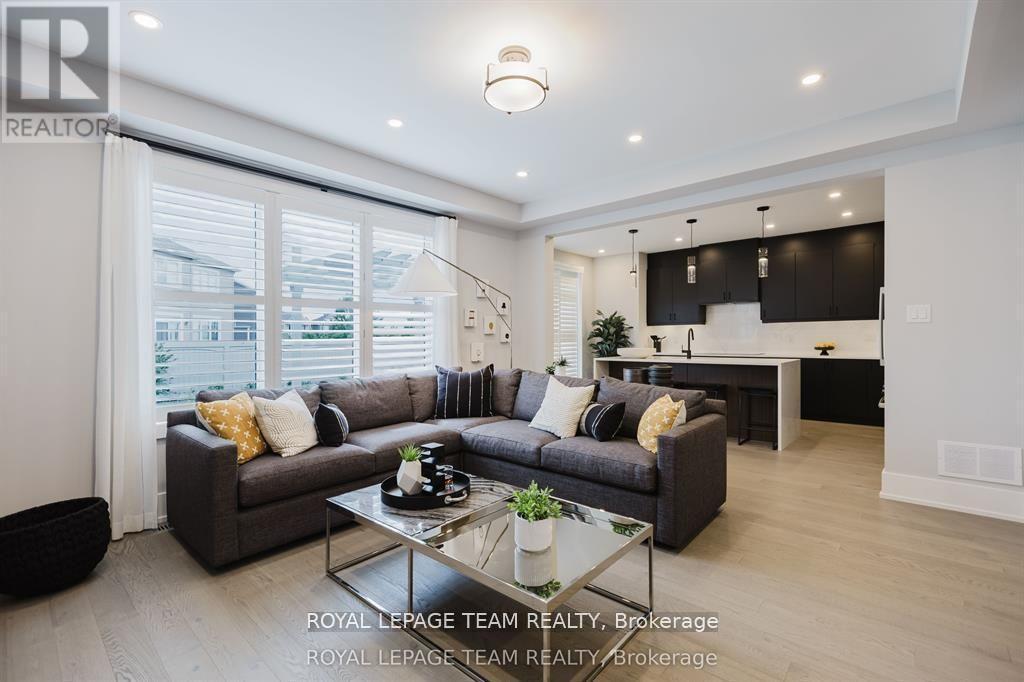 919 Finescale Way, Ottawa, ON - Indoor Photo Showing Living Room