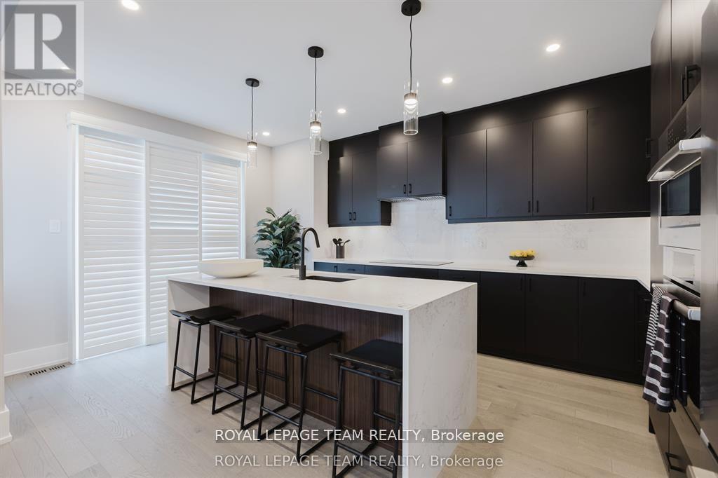 919 Finescale Way, Ottawa, ON - Indoor Photo Showing Kitchen With Upgraded Kitchen