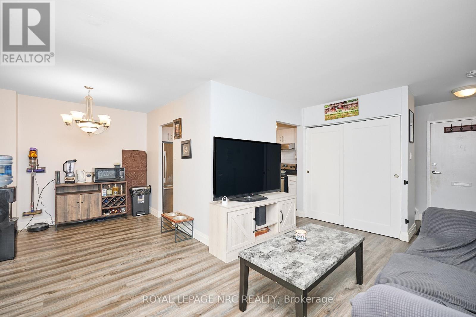 164 - 17 Old Pine Trail, St. Catharines (Carlton/Bunting), ON - Indoor Photo Showing Living Room