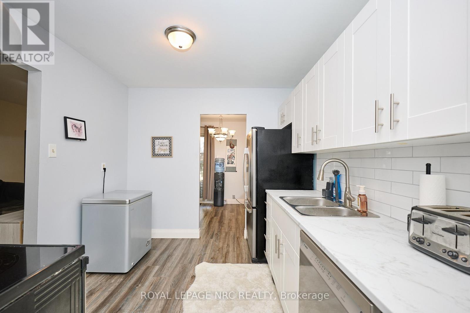 164 - 17 Old Pine Trail, St. Catharines (Carlton/Bunting), ON - Indoor Photo Showing Kitchen With Double Sink