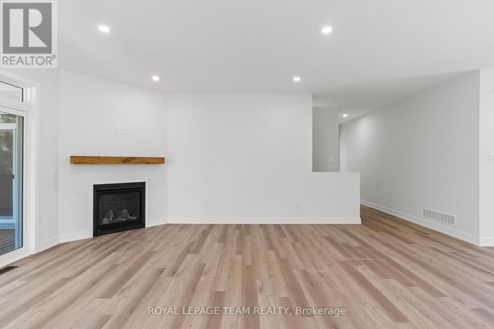 80 Hogan Drive, Mcnab/Braeside, ON - Indoor Photo Showing Living Room With Fireplace