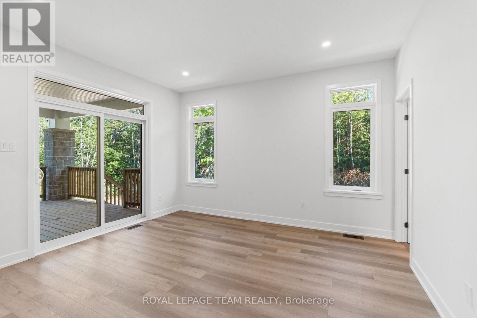 80 Hogan Drive, Mcnab/Braeside, ON - Indoor Photo Showing Other Room