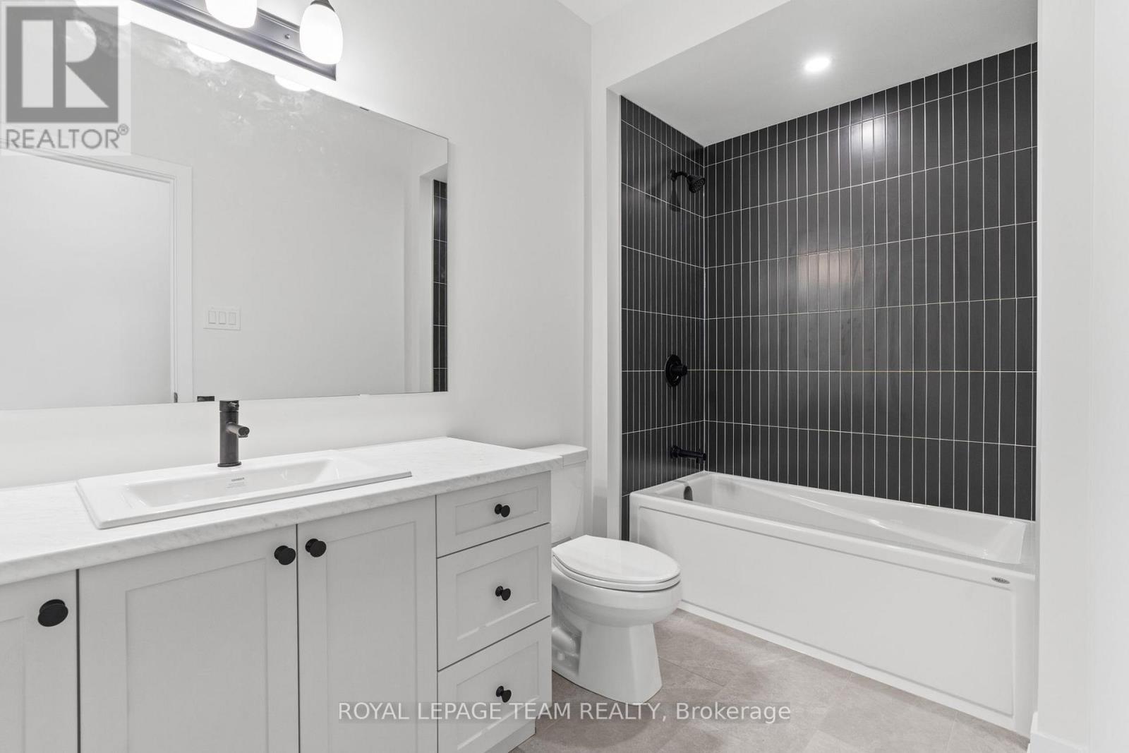 80 Hogan Drive, Mcnab/Braeside, ON - Indoor Photo Showing Bathroom
