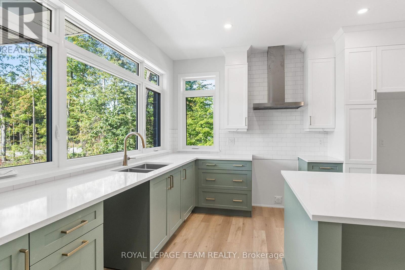 80 Hogan Drive, Mcnab/Braeside, ON - Indoor Photo Showing Kitchen With Double Sink With Upgraded Kitchen