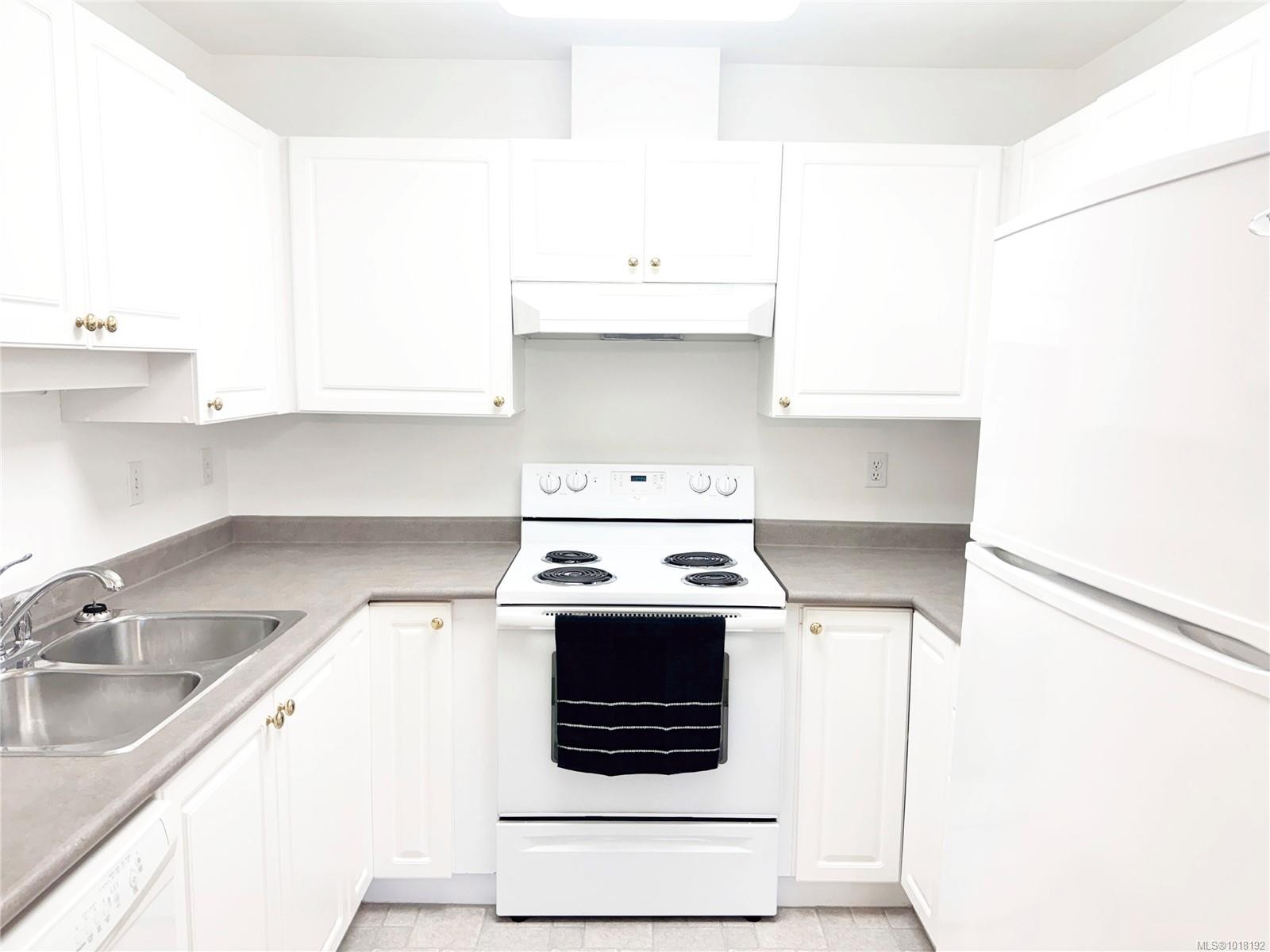 202-9844 Croft St, Chemainus, BC - Indoor Photo Showing Kitchen With Double Sink