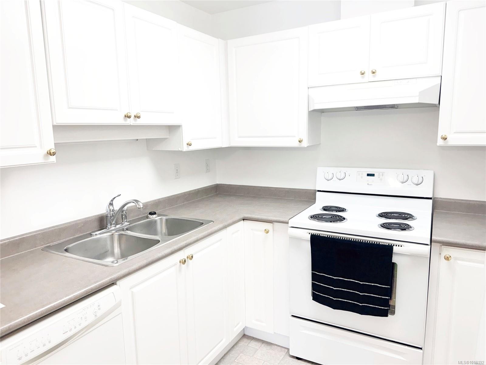 202-9844 Croft St, Chemainus, BC - Indoor Photo Showing Kitchen With Double Sink