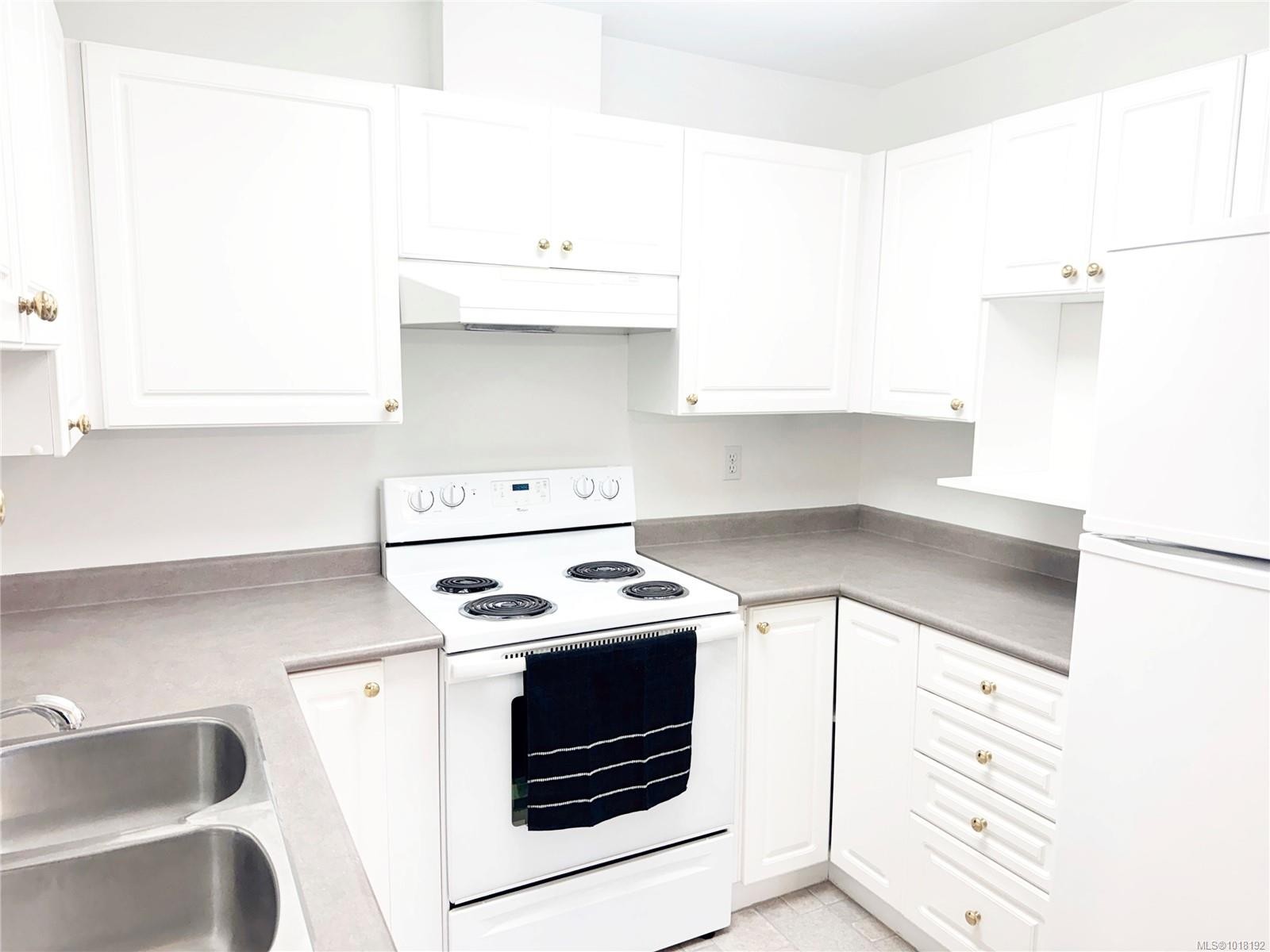 202-9844 Croft St, Chemainus, BC - Indoor Photo Showing Kitchen