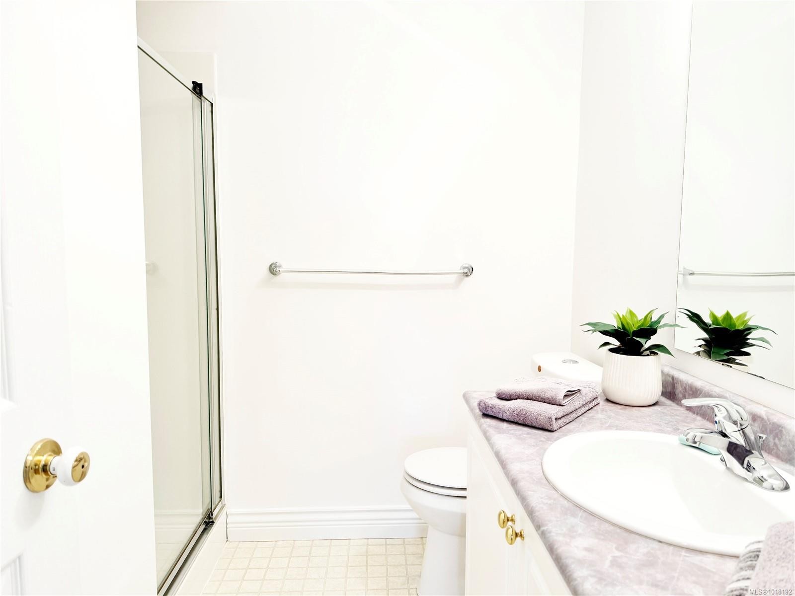 202-9844 Croft St, Chemainus, BC - Indoor Photo Showing Bathroom