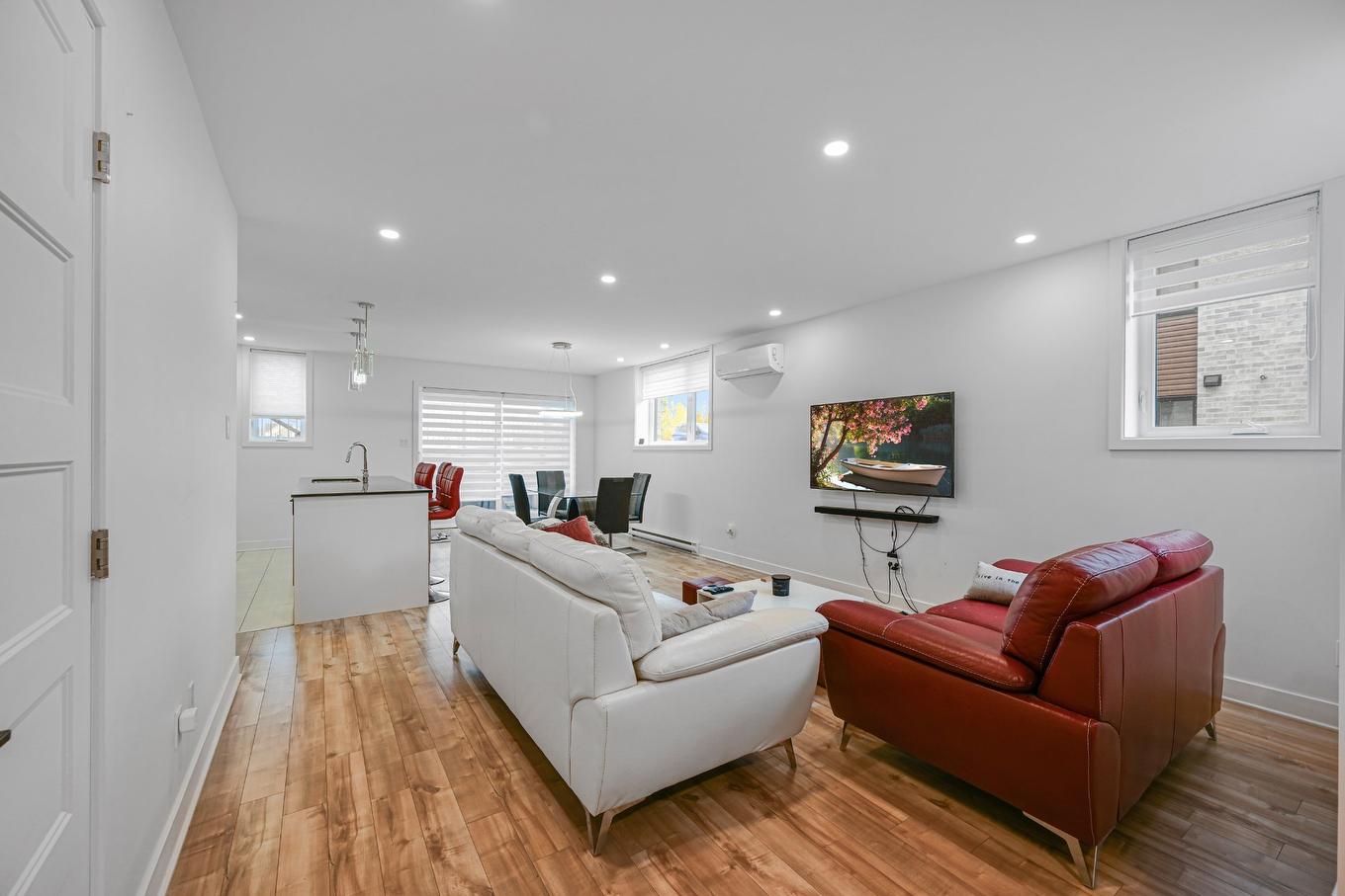 Salon - 50 Rue Bella, Saint-Jean-Sur-Richelieu, QC - Indoor