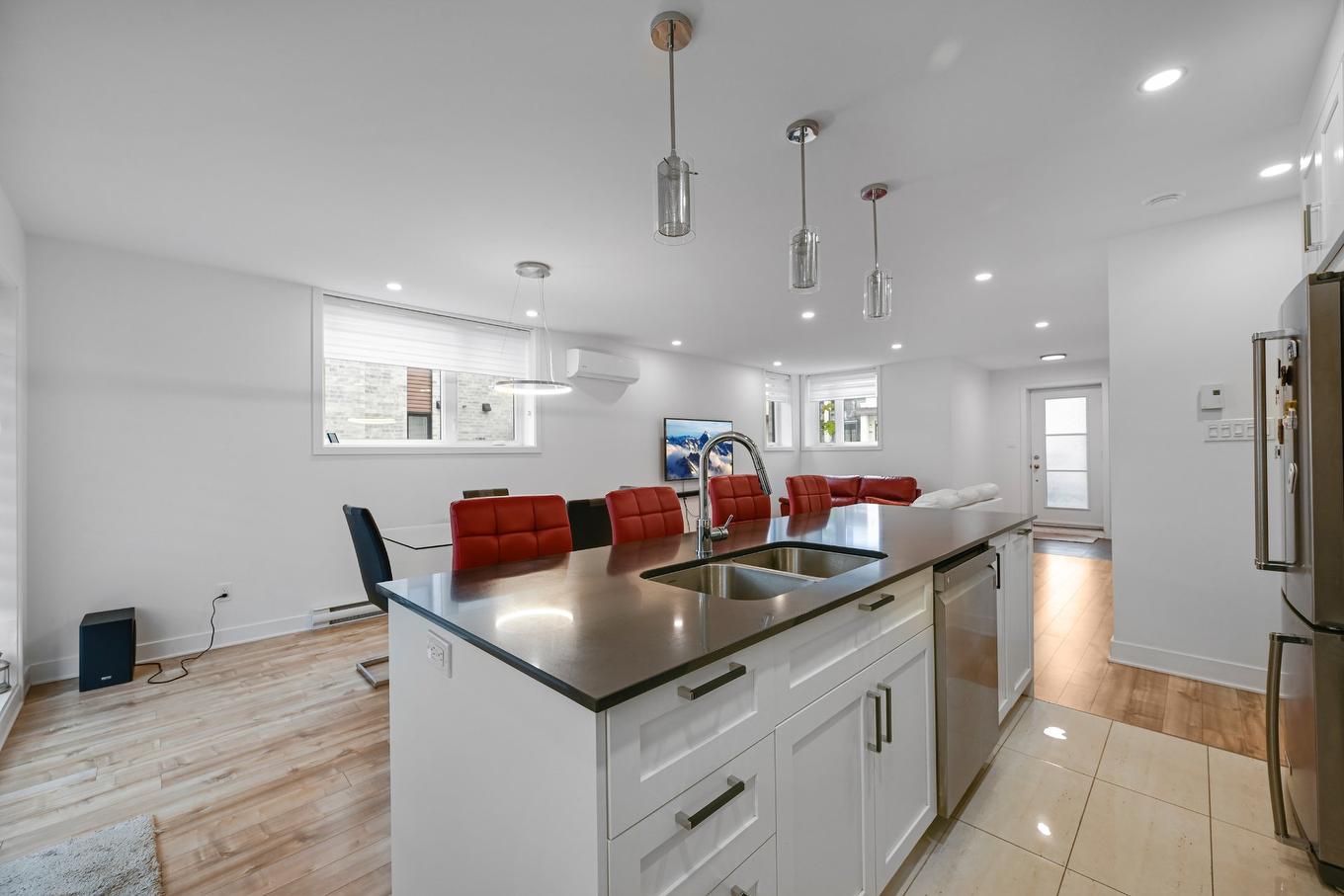 Cuisine - 50 Rue Bella, Saint-Jean-Sur-Richelieu, QC - Indoor Photo Showing Kitchen With Double Sink With Upgraded Kitchen