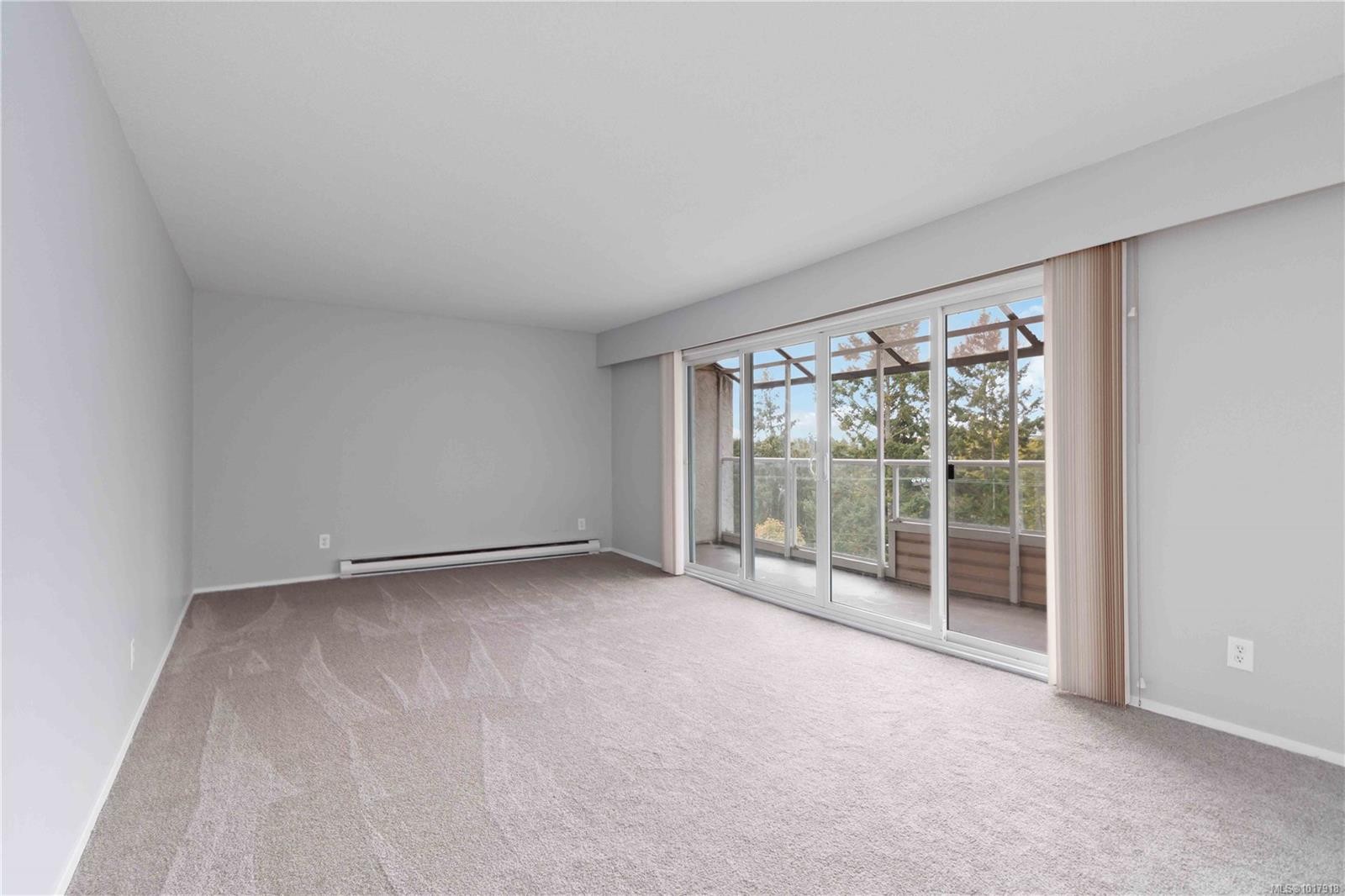 401-190 Gorge Rd West, Saanich, BC - Indoor Photo Showing Other Room