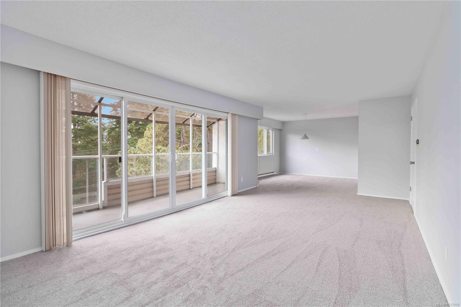 401-190 Gorge Rd West, Saanich, BC - Indoor Photo Showing Other Room