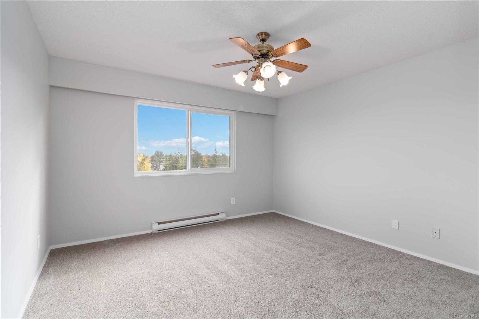 401-190 Gorge Rd West, Saanich, BC - Indoor Photo Showing Other Room