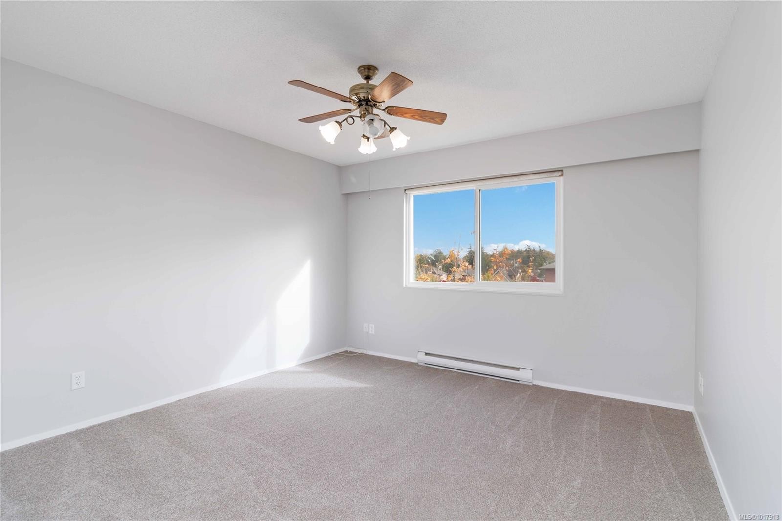 401-190 Gorge Rd West, Saanich, BC - Indoor Photo Showing Other Room