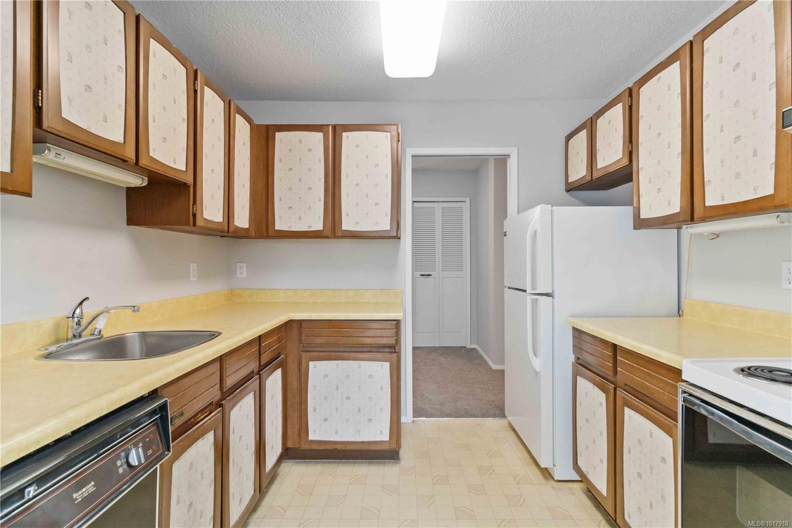 401-190 Gorge Rd West, Saanich, BC - Indoor Photo Showing Kitchen