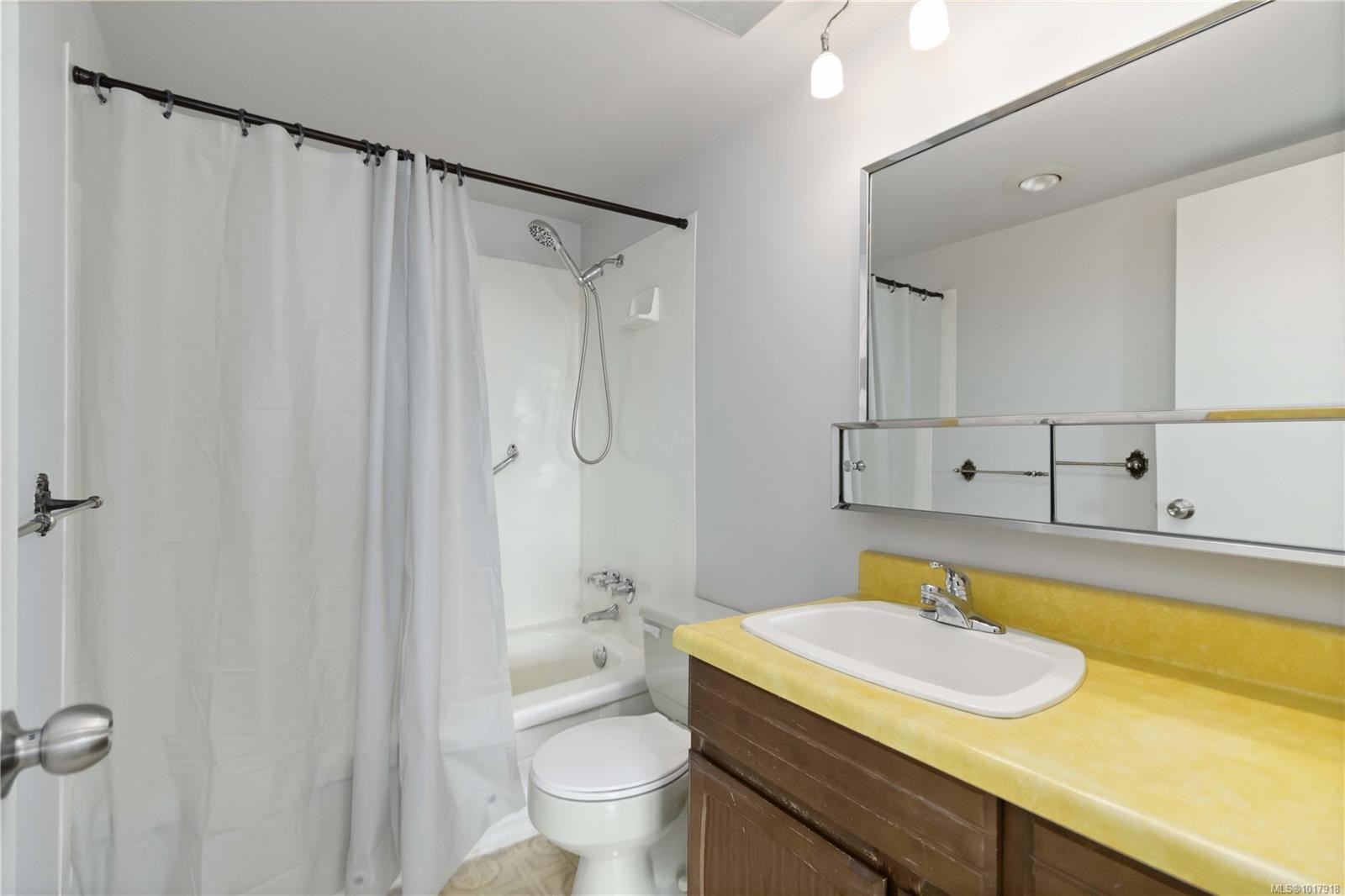 401-190 Gorge Rd West, Saanich, BC - Indoor Photo Showing Bathroom