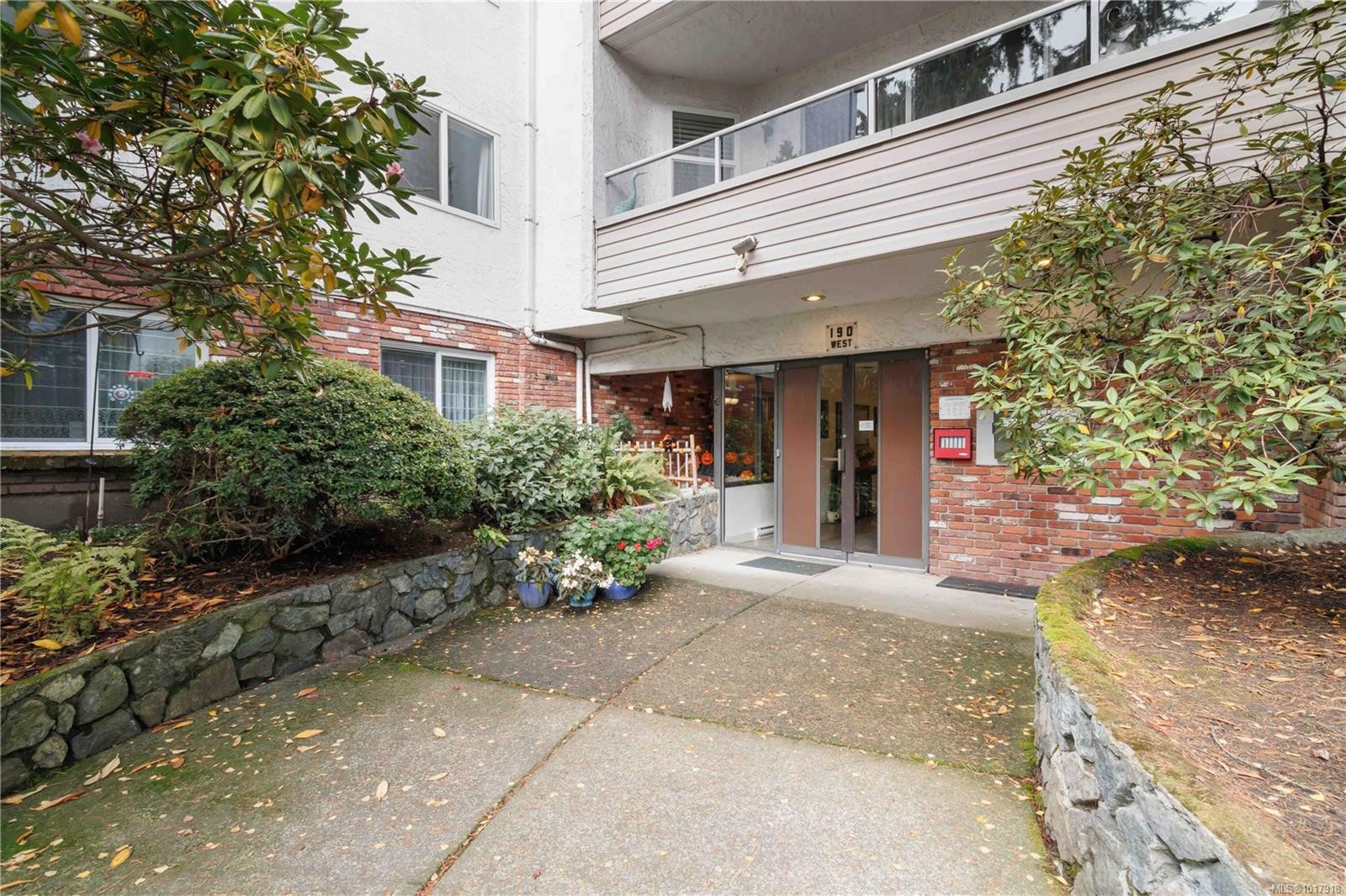 401-190 Gorge Rd West, Saanich, BC - Outdoor