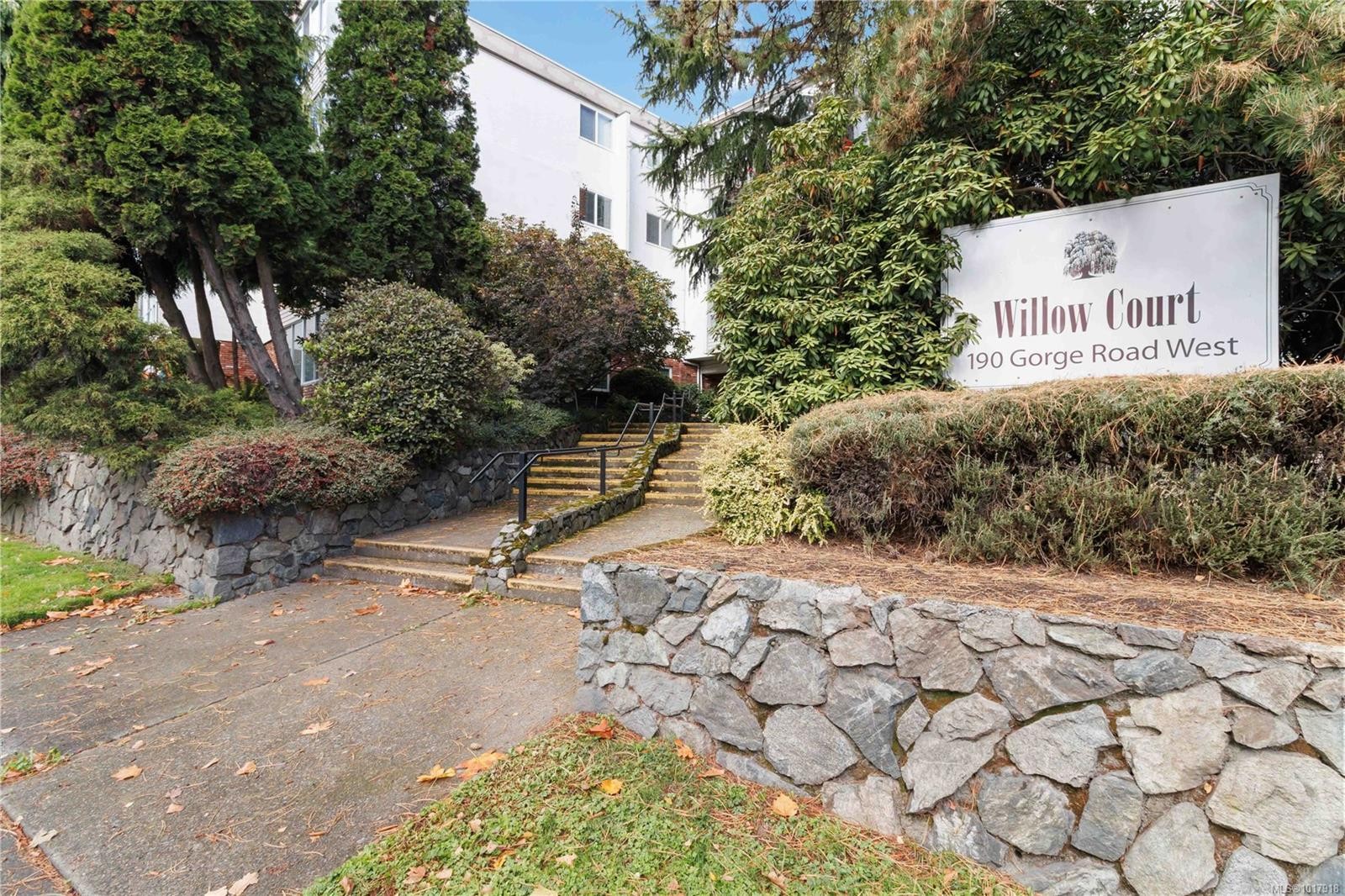 401-190 Gorge Rd West, Saanich, BC - Outdoor