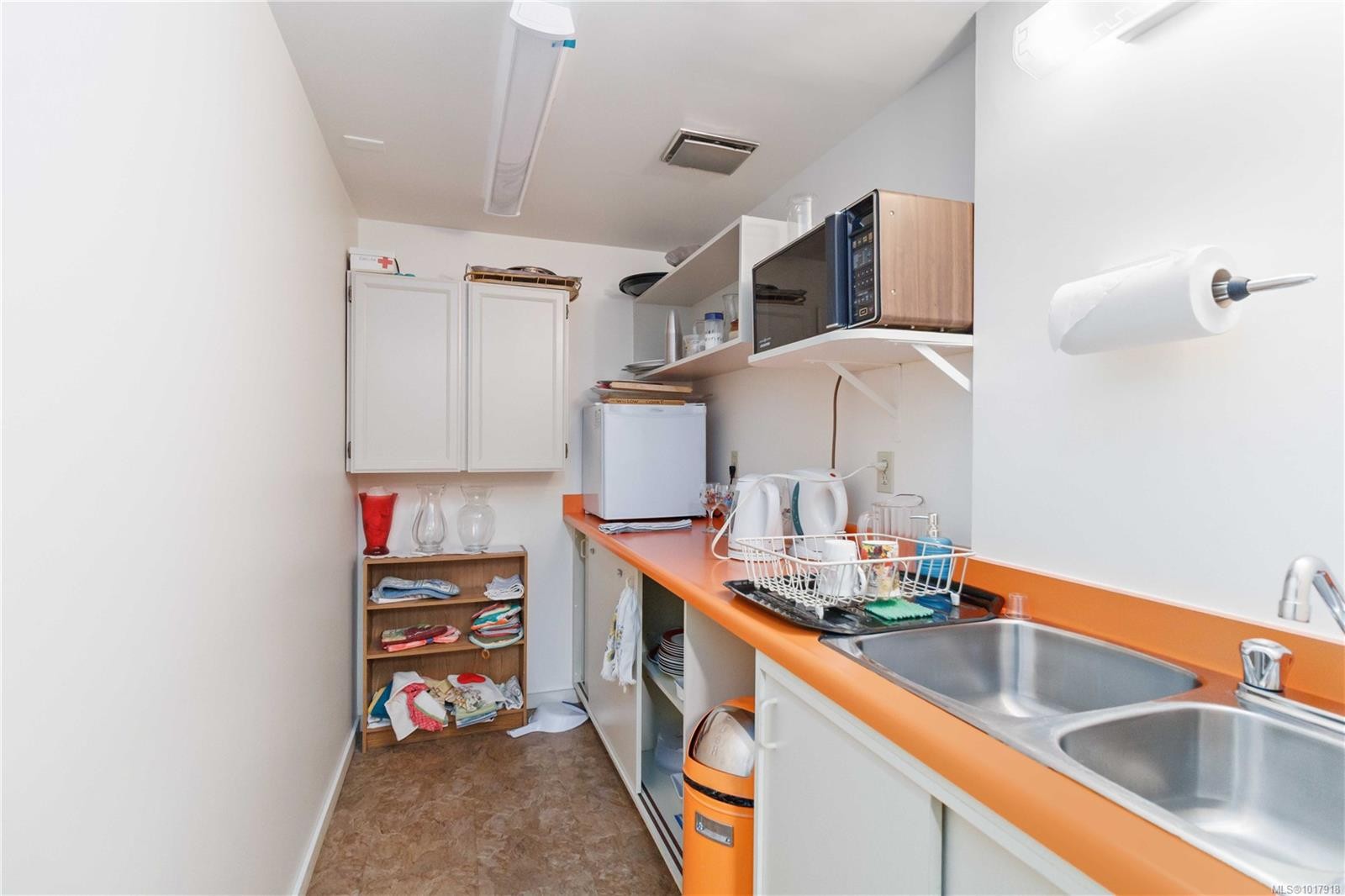 401-190 Gorge Rd West, Saanich, BC - Indoor Photo Showing Kitchen With Double Sink