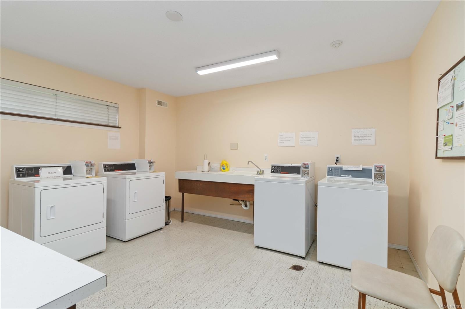 401-190 Gorge Rd West, Saanich, BC - Indoor Photo Showing Laundry Room