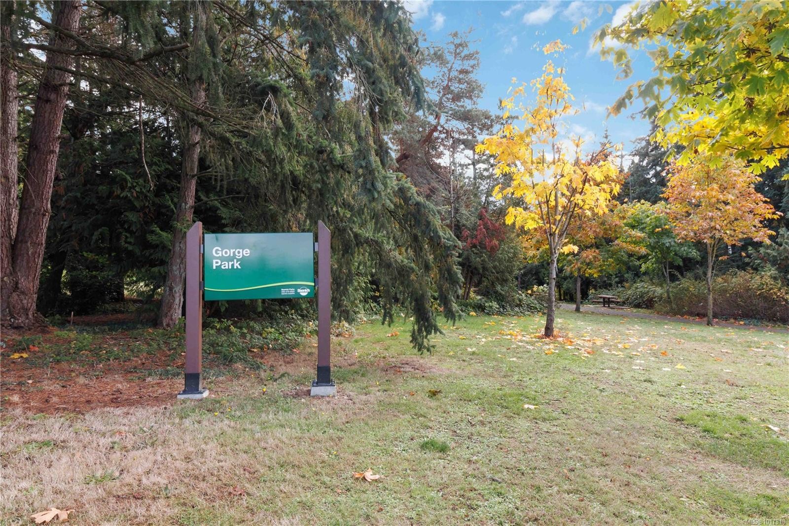 401-190 Gorge Rd West, Saanich, BC - Outdoor