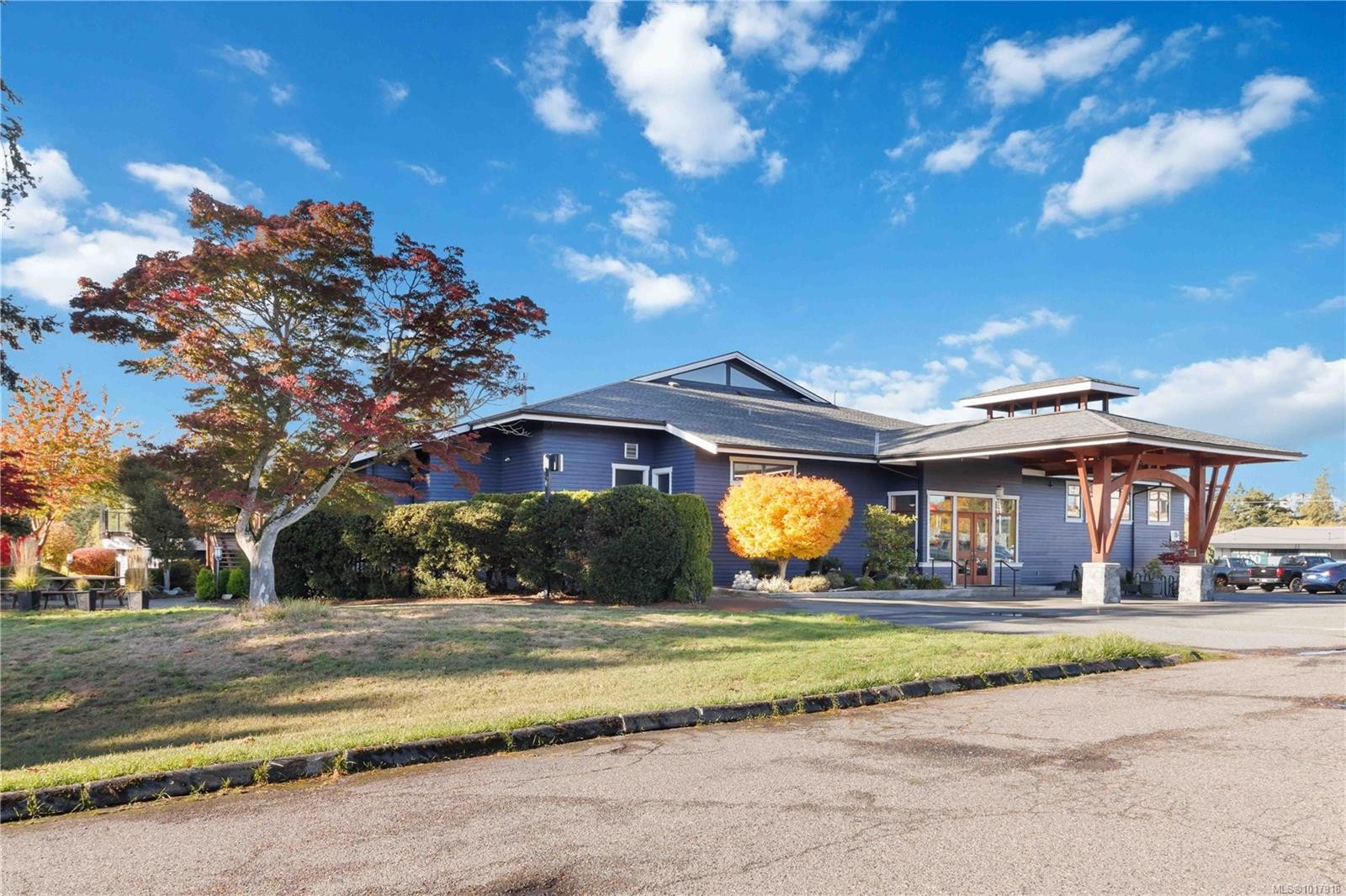 401-190 Gorge Rd West, Saanich, BC - Outdoor