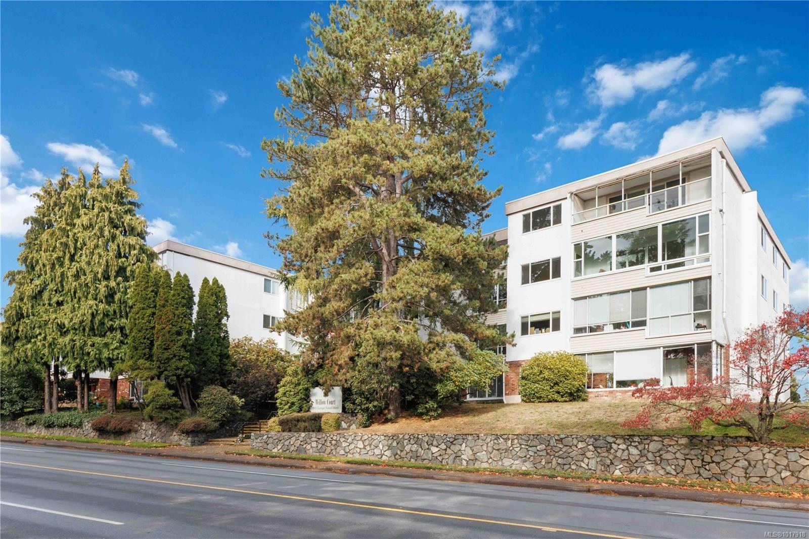 401-190 Gorge Rd West, Saanich, BC - Outdoor