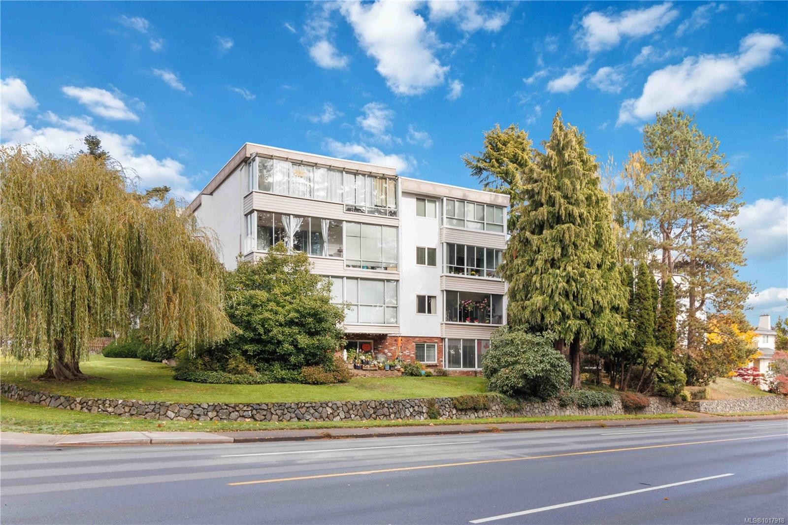 401-190 Gorge Rd West, Saanich, BC - Outdoor With Facade