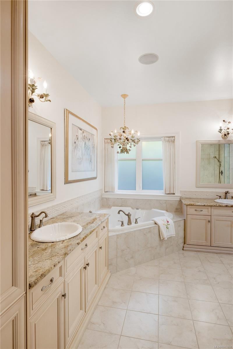 3721 Arbutus Ridge, Saanich, BC