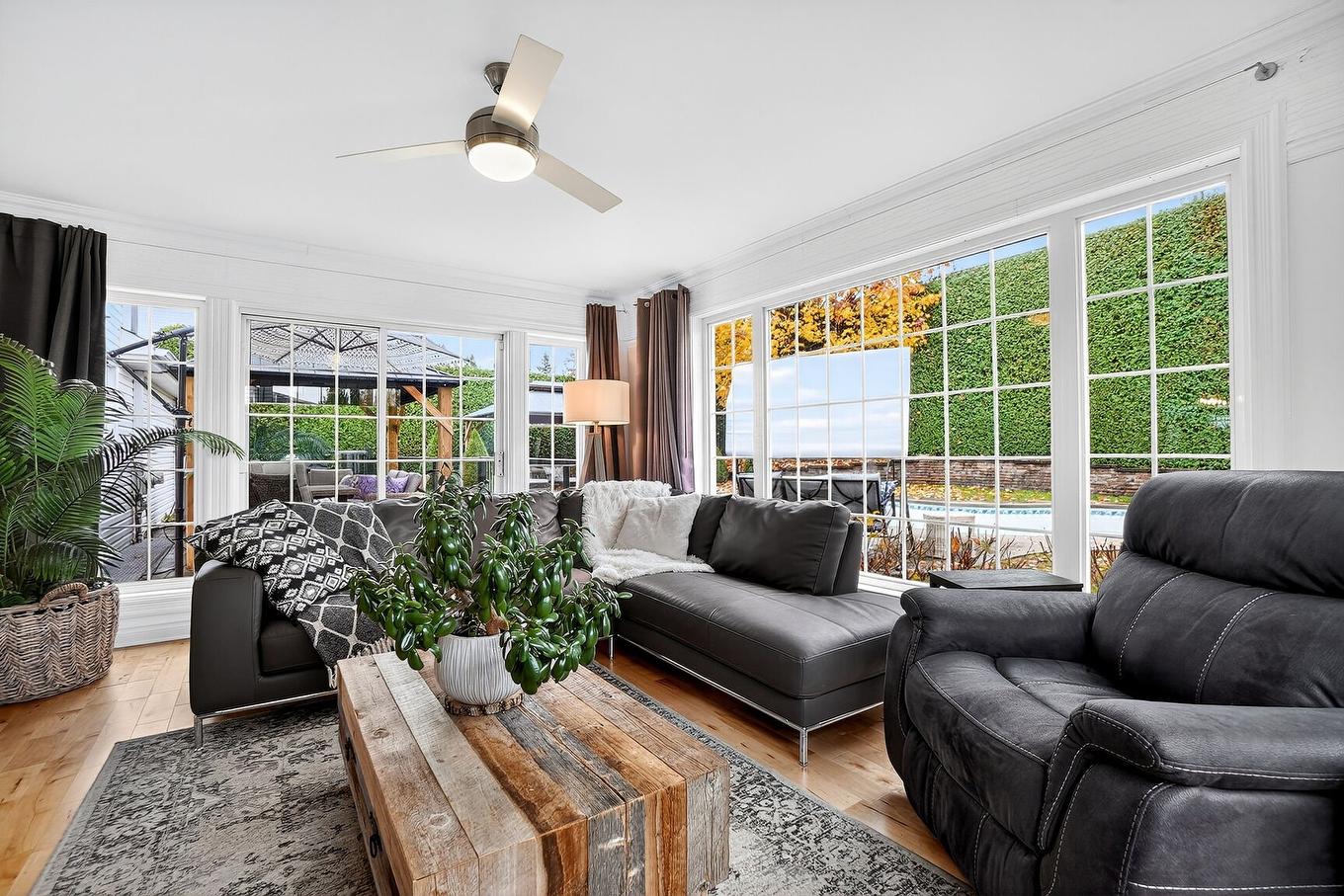 Solarium/Verrière - 300 Rue Du Nénuphar, Granby, QC - Indoor Photo Showing Living Room