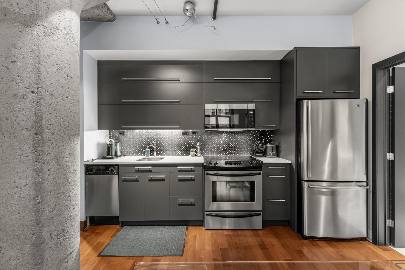 Cuisine - 201-765 Rue Bourget, Montréal (Le Sud-Ouest), QC - Indoor Photo Showing Kitchen With Upgraded Kitchen