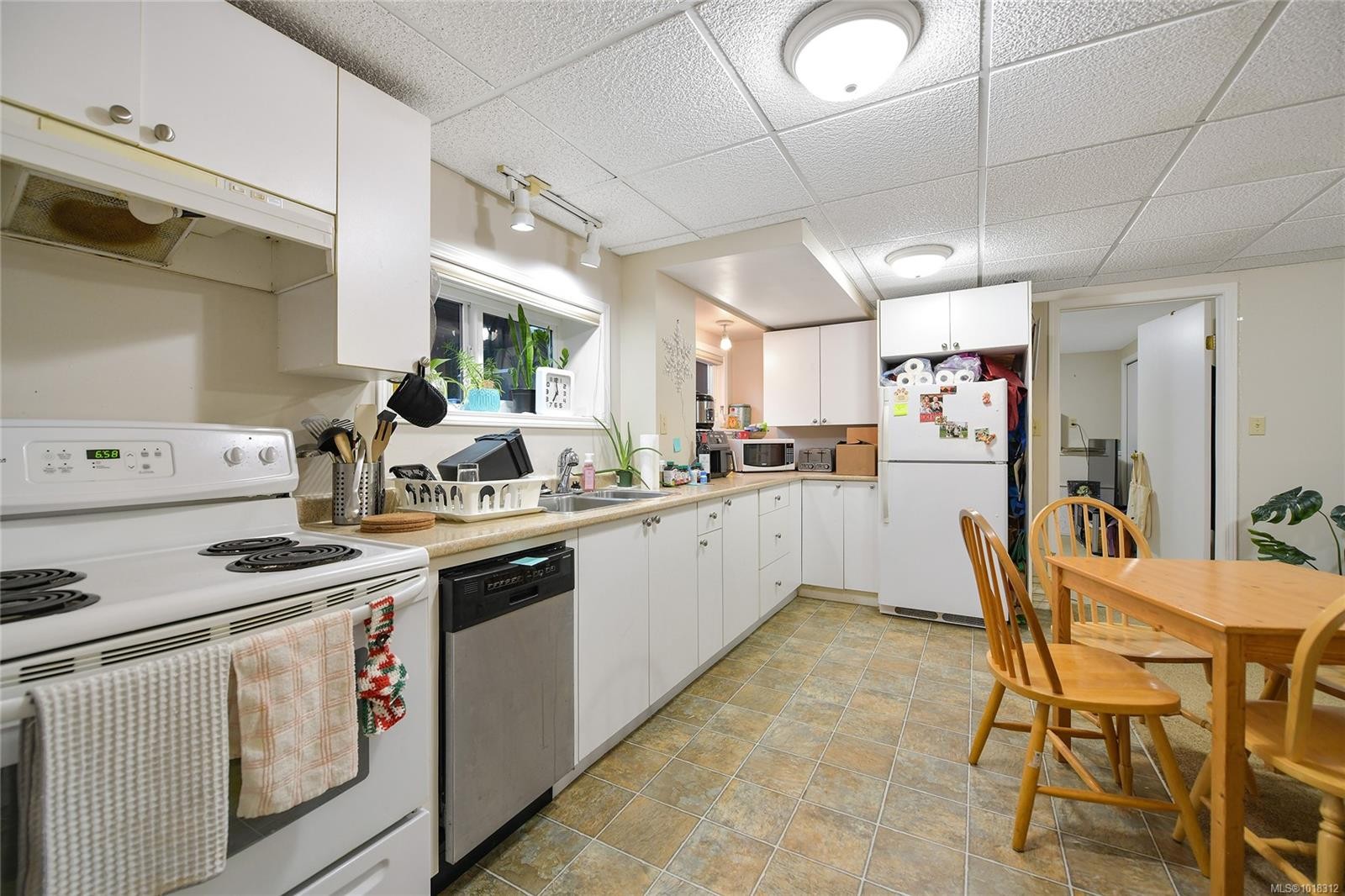 984 Brighton Cres, Victoria, BC