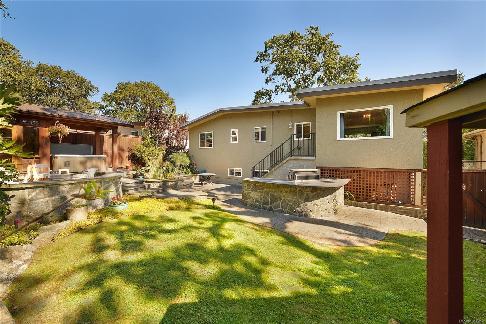 984 Brighton Cres, Victoria, BC