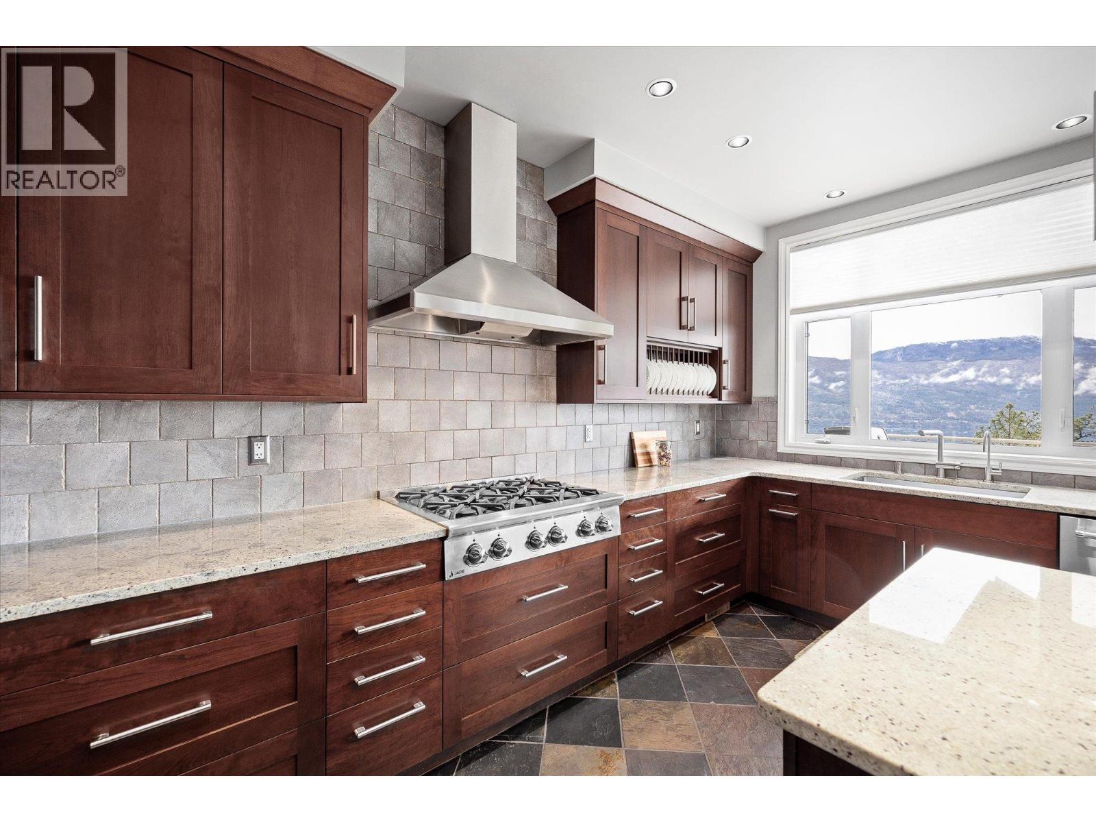 10726 Nighthawk Road Unit# 60, Lake Country, BC - Indoor Photo Showing Kitchen With Upgraded Kitchen