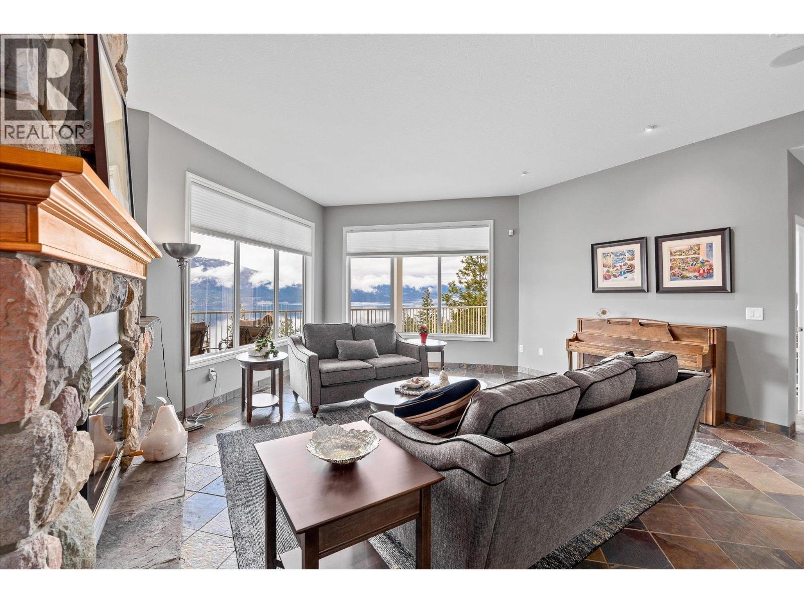 10726 Nighthawk Road Unit# 60, Lake Country, BC - Indoor Photo Showing Living Room