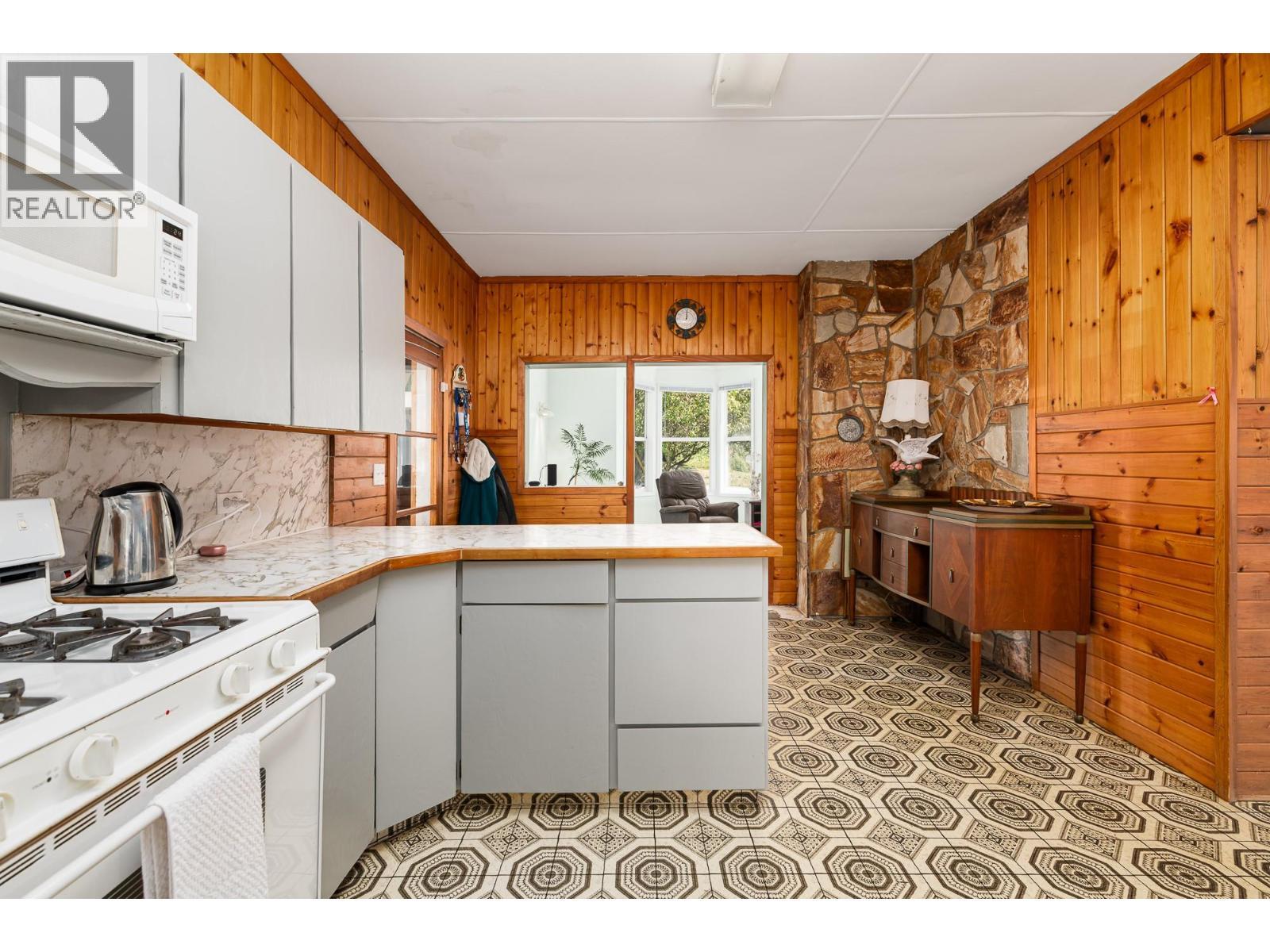 5315 Cory Road, Wynndel, BC - Indoor Photo Showing Kitchen