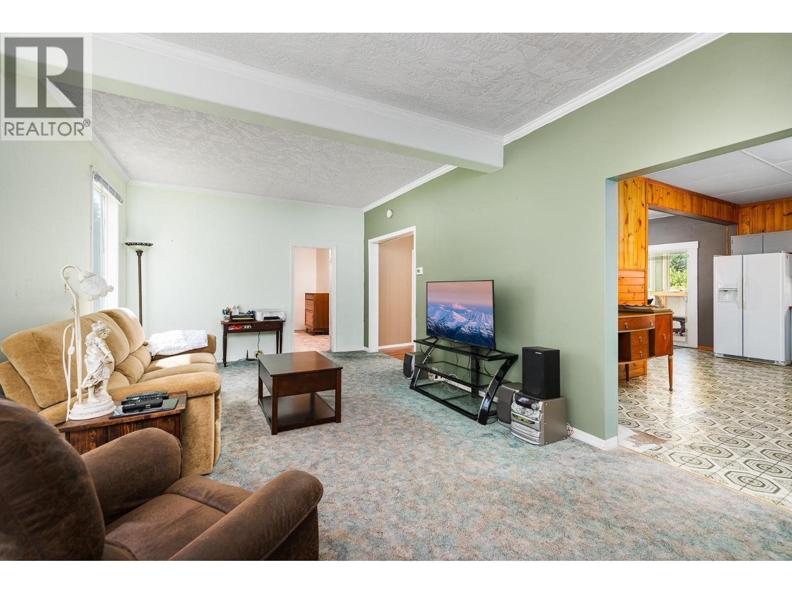 5315 Cory Road, Wynndel, BC - Indoor Photo Showing Living Room