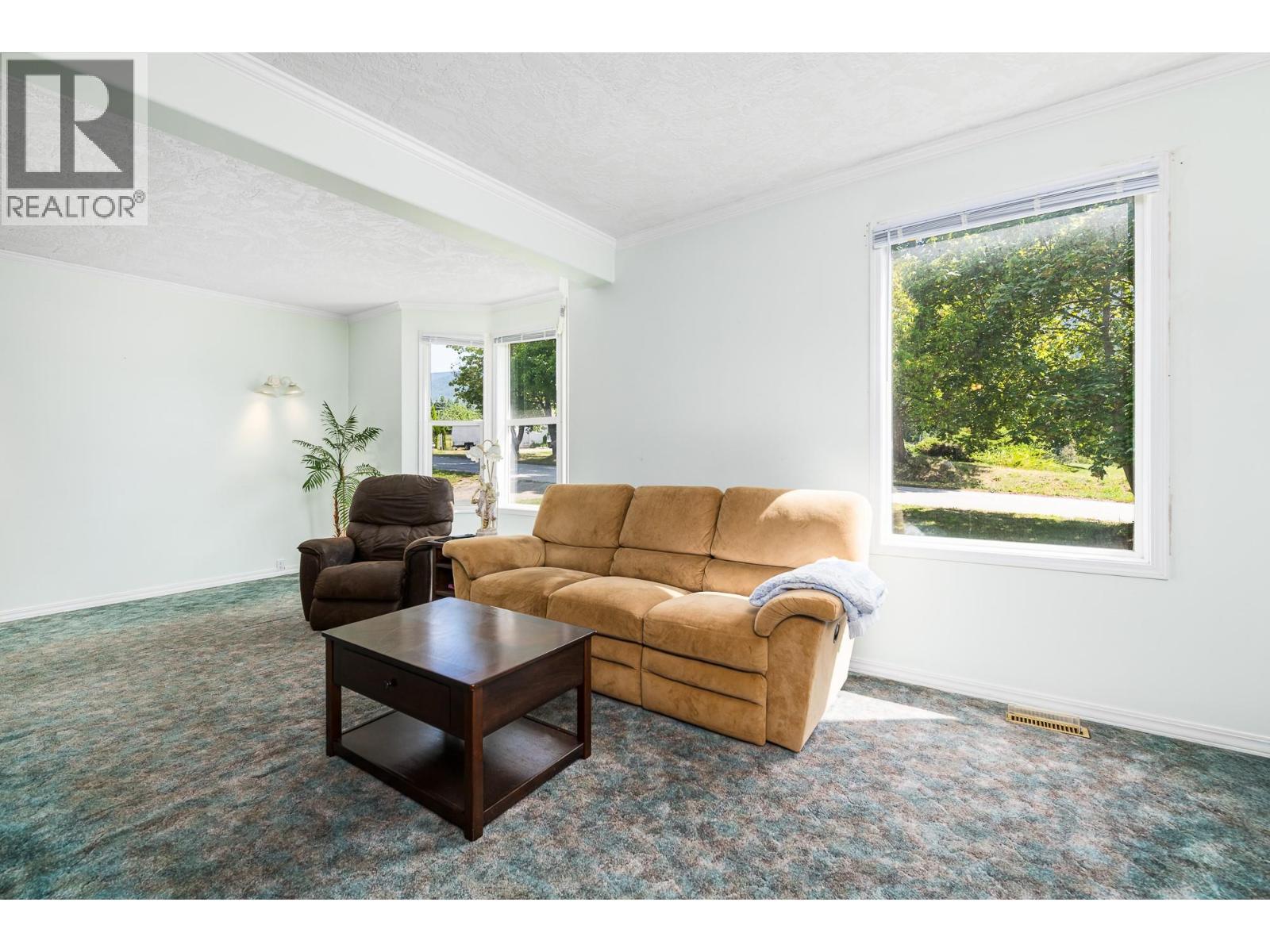 5315 Cory Road, Wynndel, BC - Indoor Photo Showing Living Room