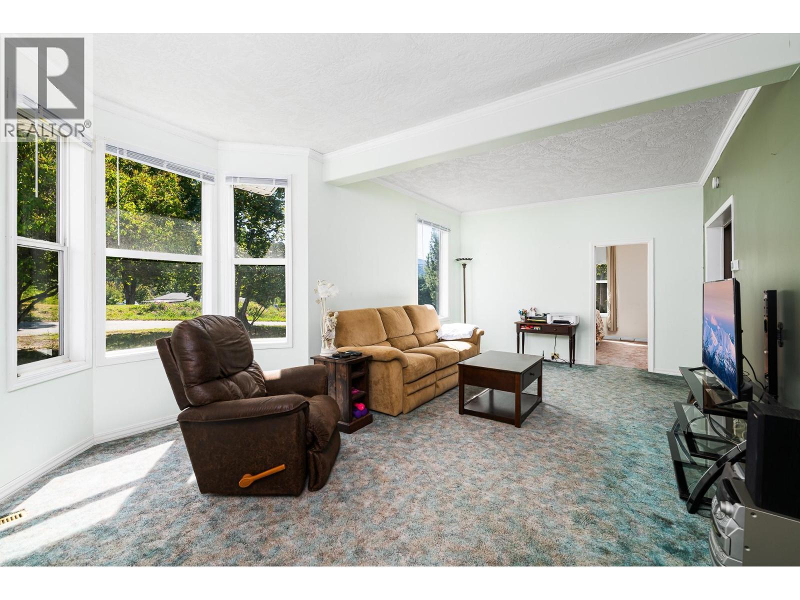 5315 Cory Road, Wynndel, BC - Indoor Photo Showing Living Room
