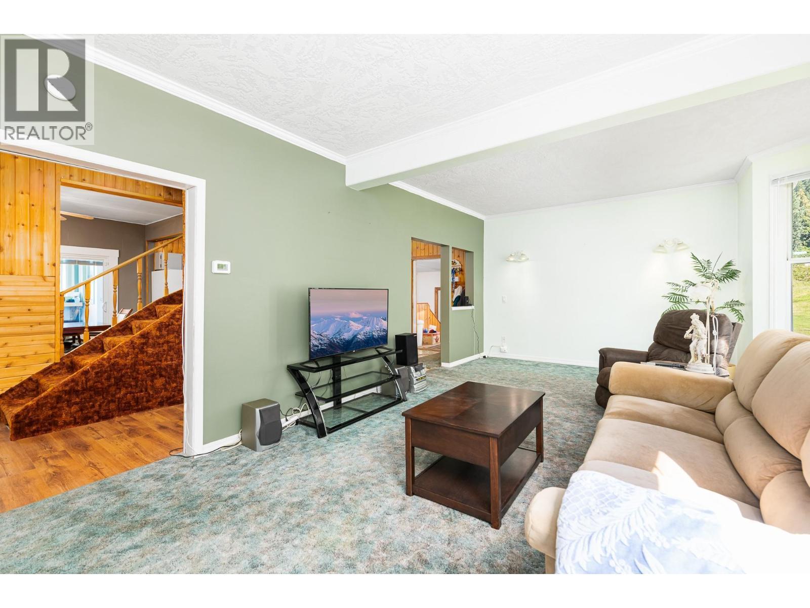 5315 Cory Road, Wynndel, BC - Indoor Photo Showing Living Room