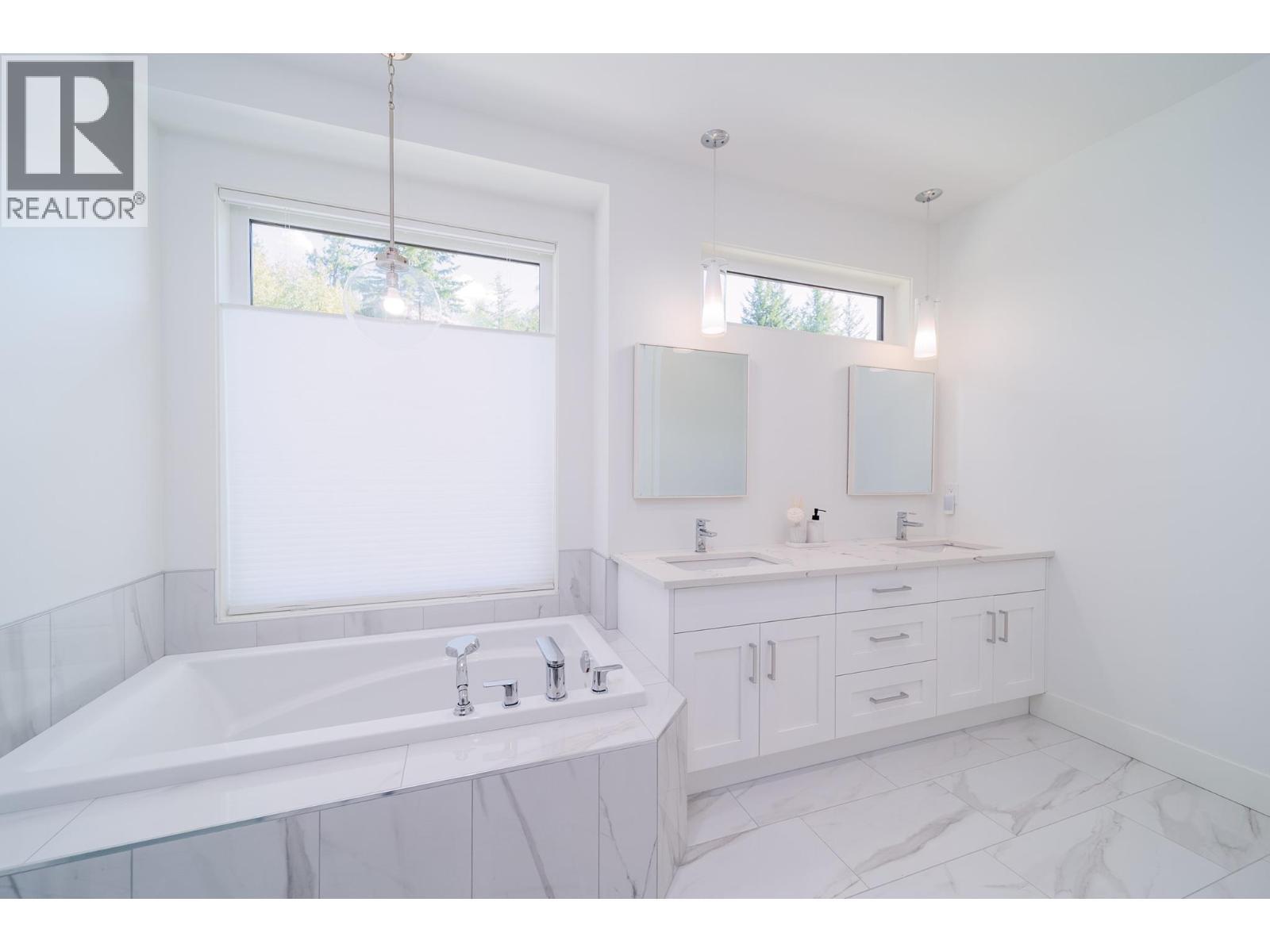 4451 Hayes Road, Kelowna, BC - Indoor Photo Showing Bathroom
