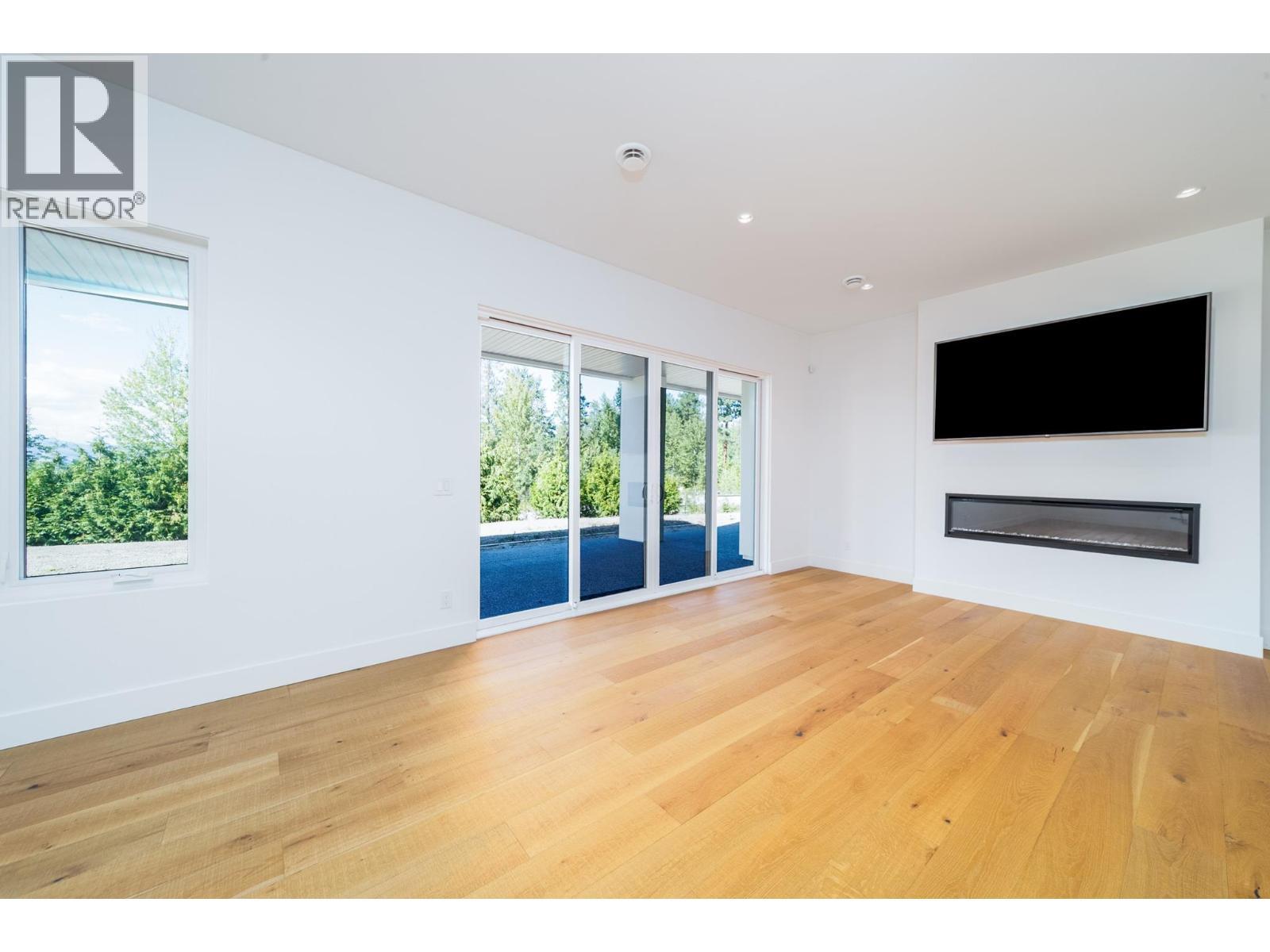 4451 Hayes Road, Kelowna, BC - Indoor Photo Showing Living Room With Fireplace
