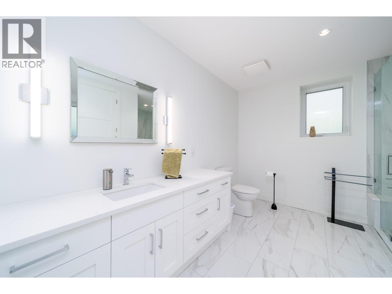 4451 Hayes Road, Kelowna, BC - Indoor Photo Showing Bathroom