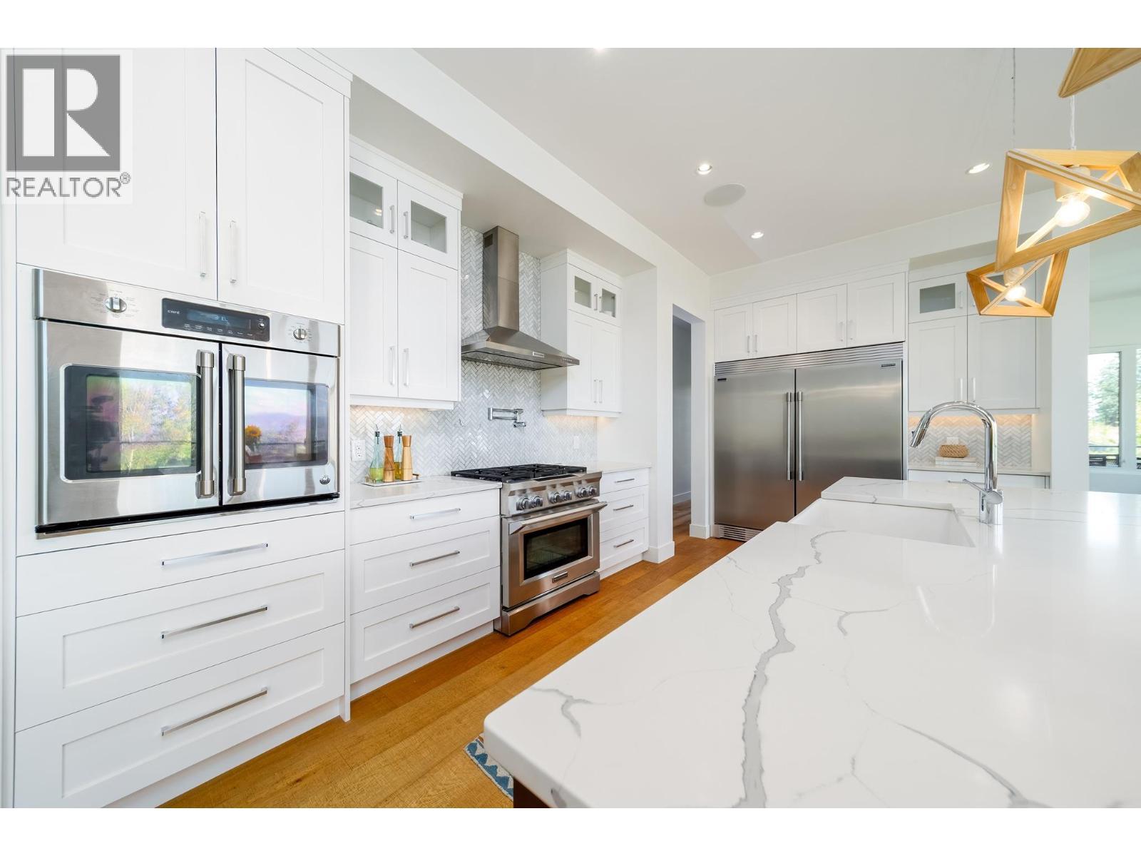 4451 Hayes Road, Kelowna, BC - Indoor Photo Showing Kitchen With Upgraded Kitchen