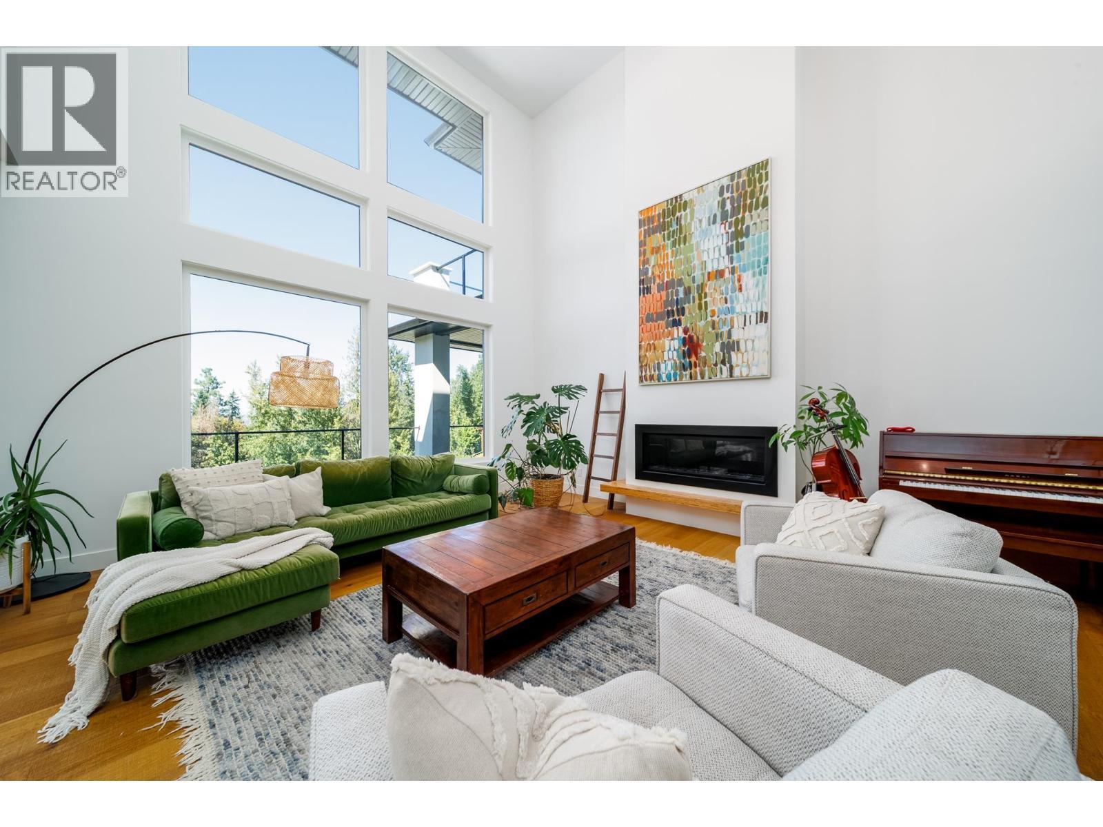 4451 Hayes Road, Kelowna, BC - Indoor Photo Showing Living Room With Fireplace