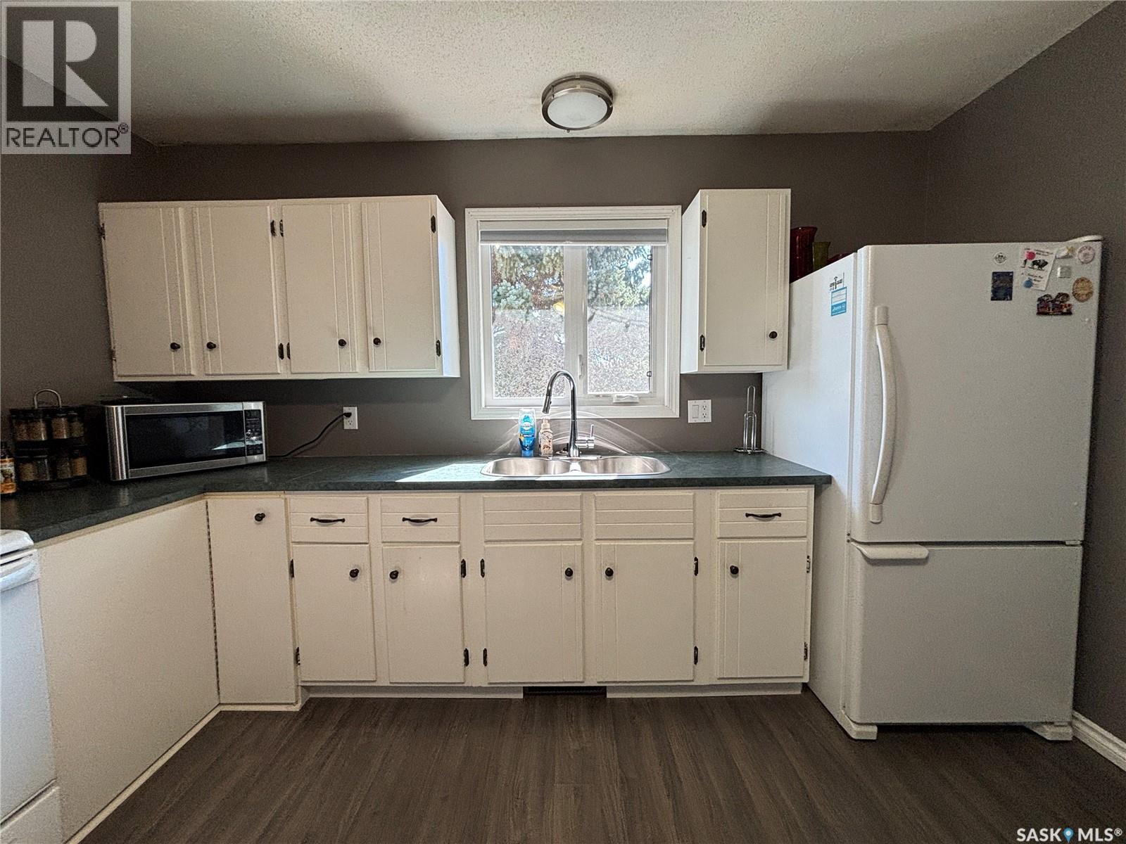 213 Griffin Street, Maple Creek, SK - Indoor Photo Showing Kitchen With Double Sink
