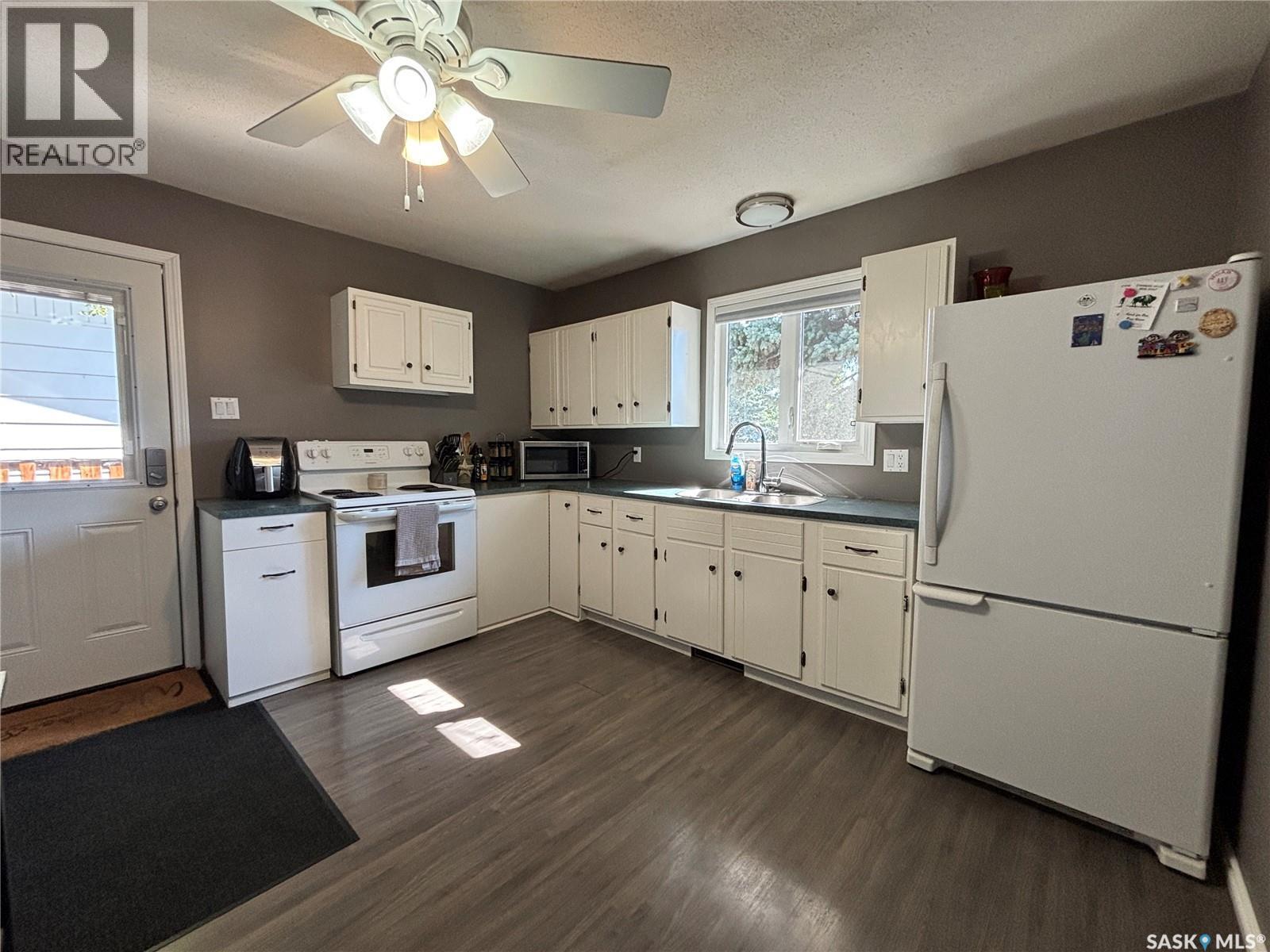 213 Griffin Street, Maple Creek, SK - Indoor Photo Showing Kitchen