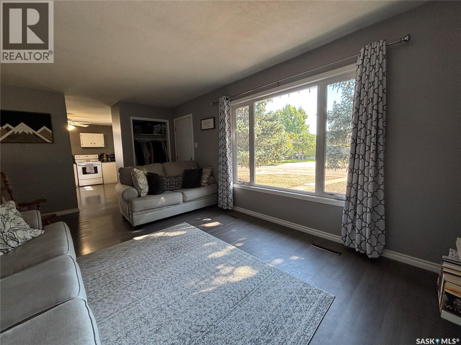 213 Griffin Street, Maple Creek, SK - Indoor Photo Showing Living Room